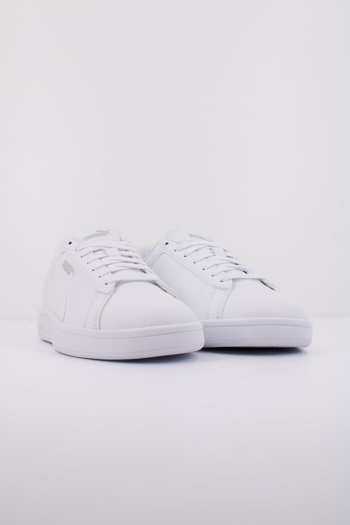PUMA  SMASH . HOLO .  en color WHITE  (2)