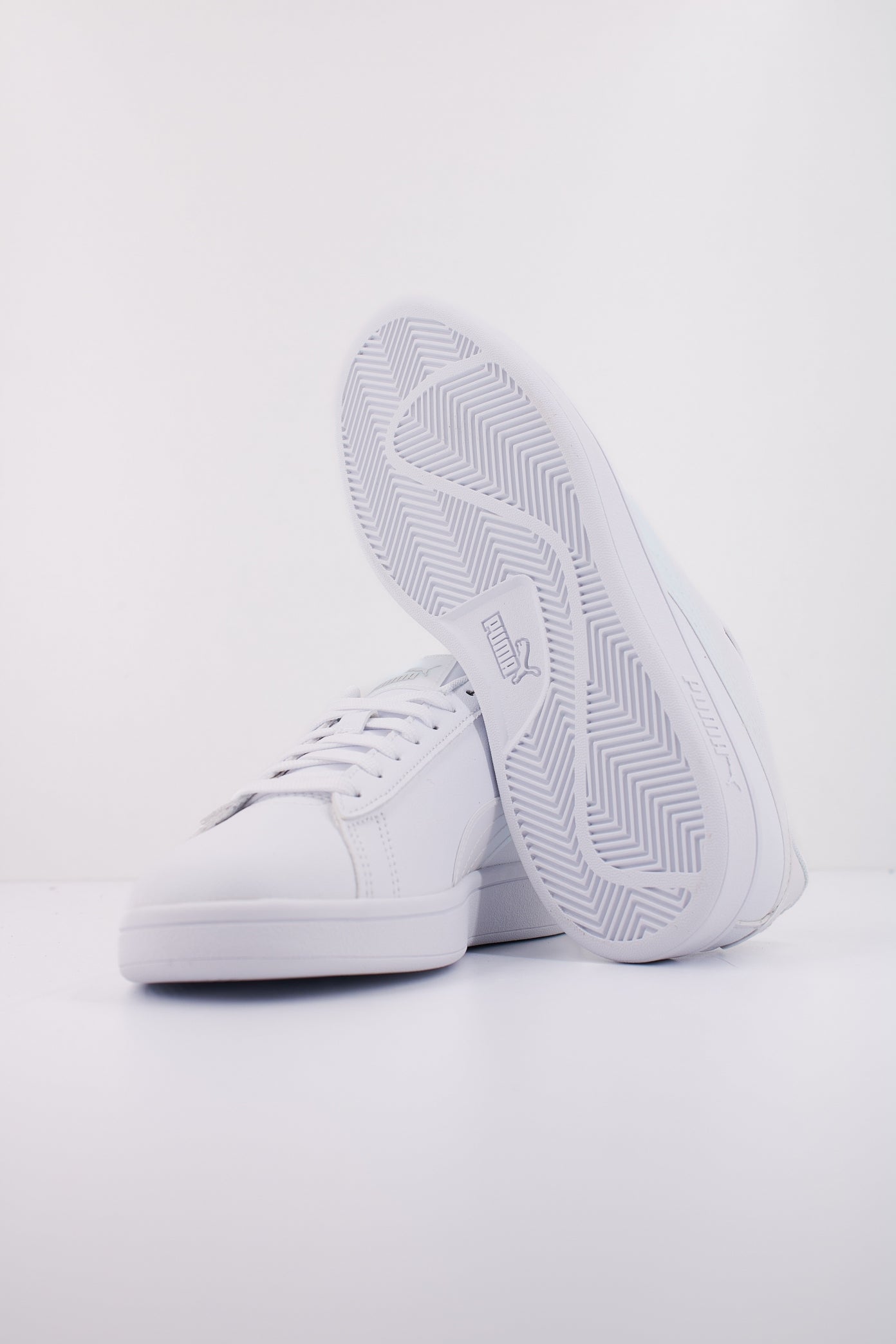 PUMA  SMASH . HOLO .  en color WHITE  (5)