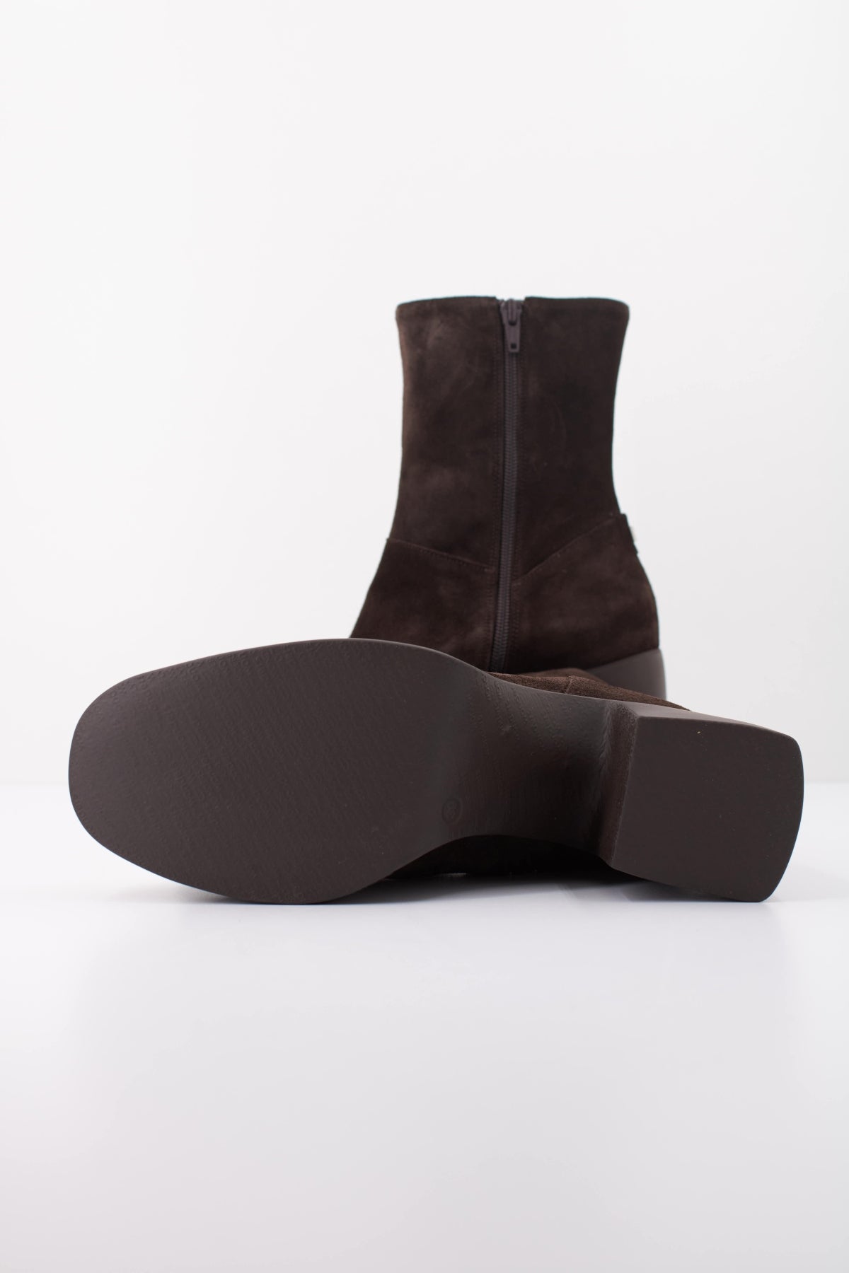 WONDERS H BOTA ISY en color TESTA  (5)