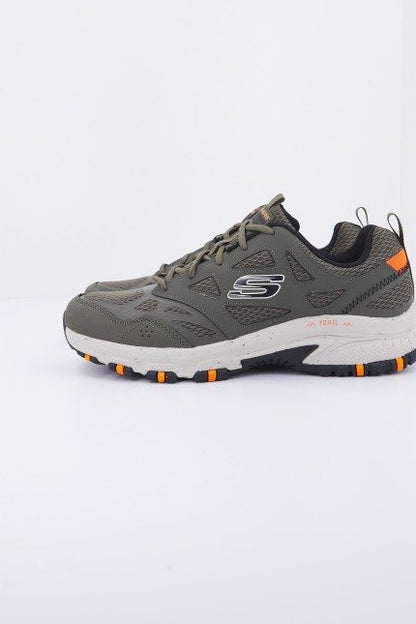 SKECHERS HILLCREST en color OLV  (1)