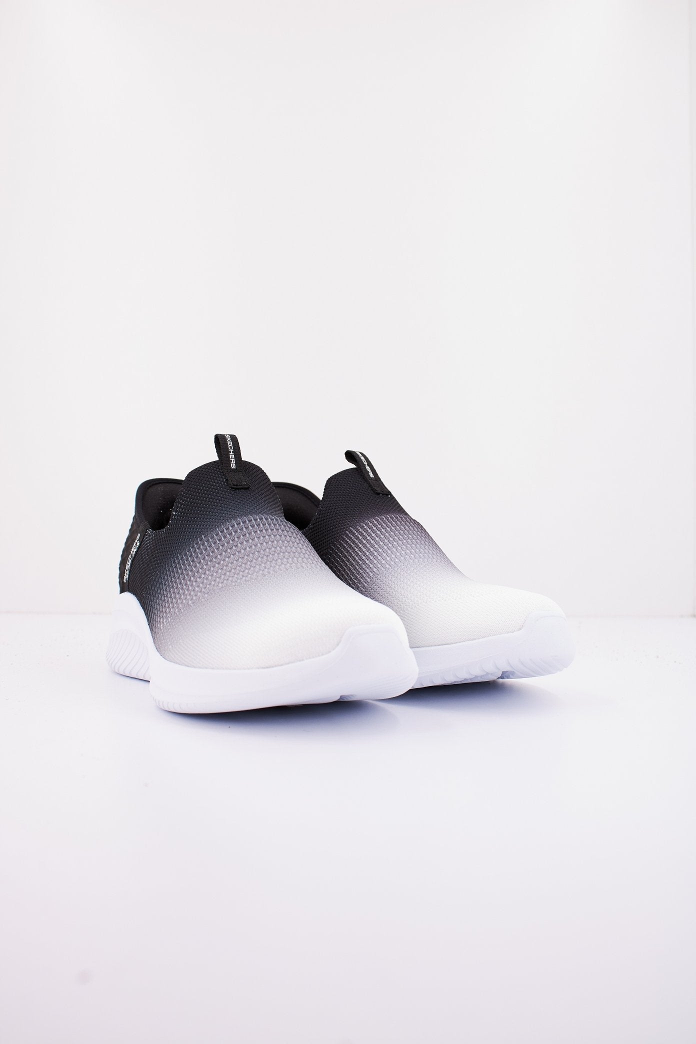 SKECHERS SLIP INS S  en color BKW  (2)