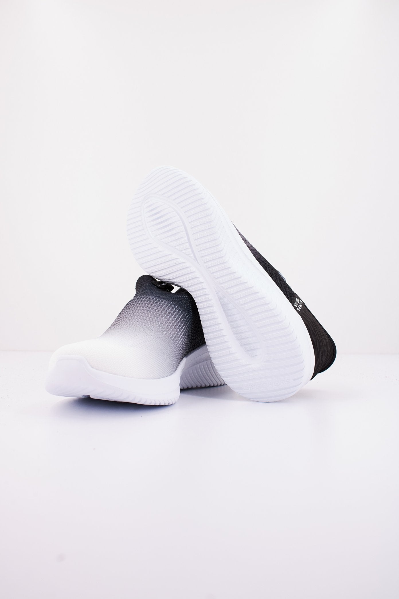 SKECHERS SLIP INS S  en color BKW  (4)