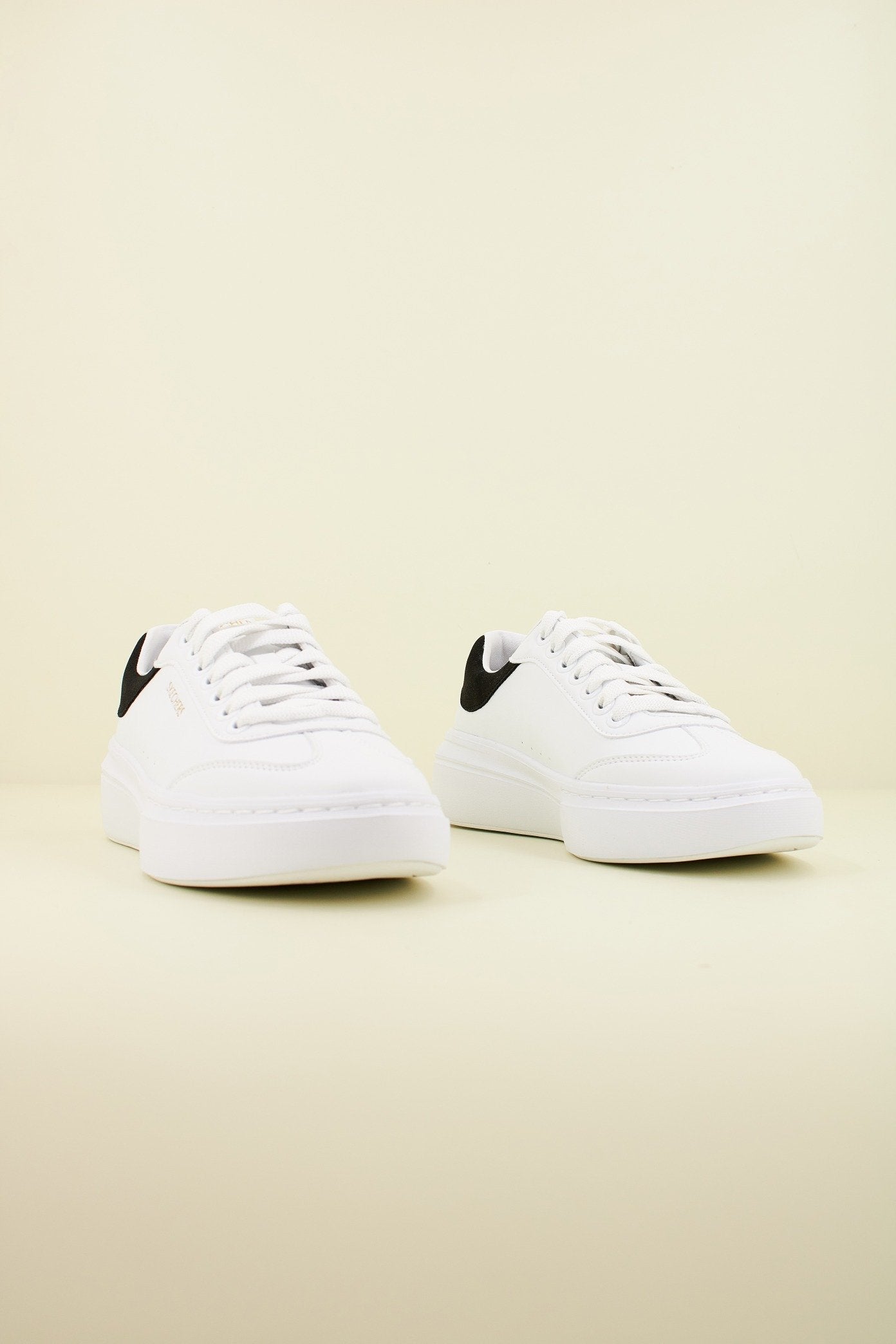 SKECHERS CORDOBA CLASSIC en color WBK  (2)