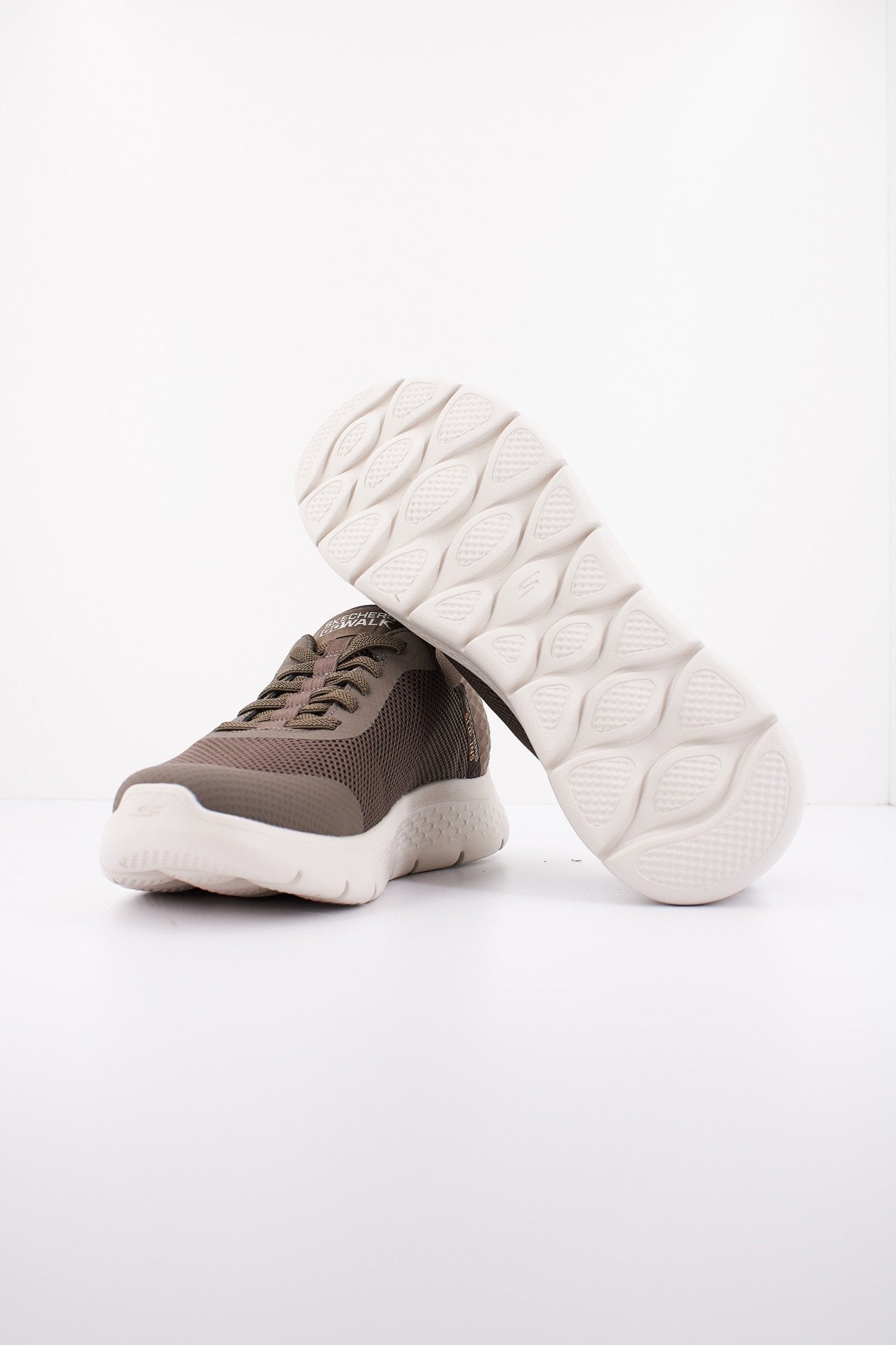 SKECHERS SLIP INS: GO WALK AR en color BRN  (4)