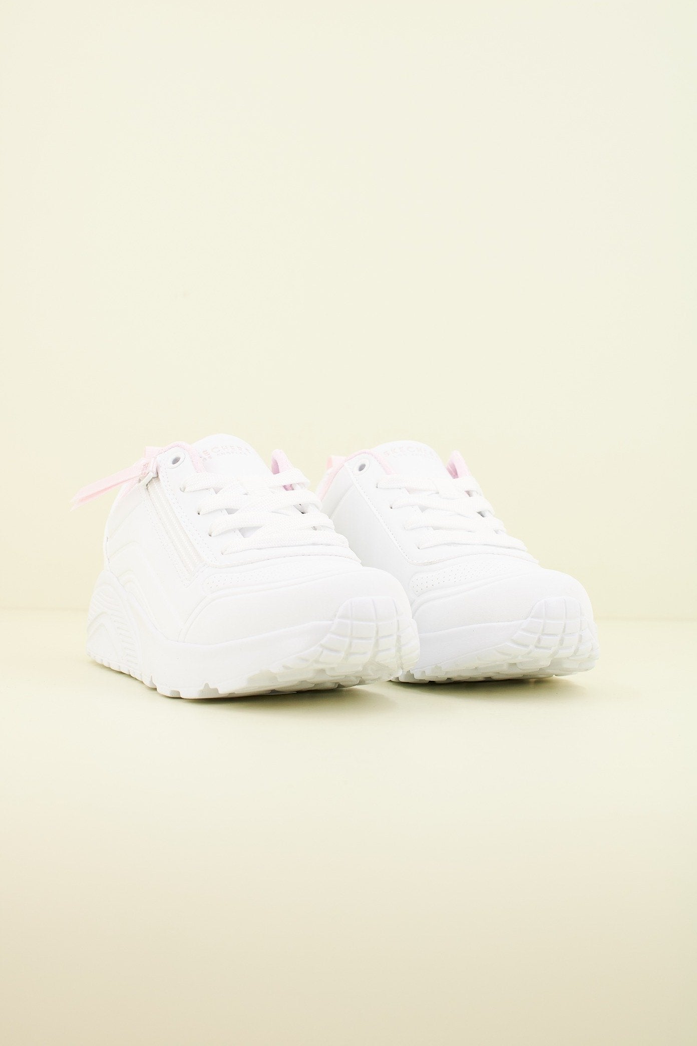 SKECHERS UNO LITE - EASY ZIP en color WHT  (2)