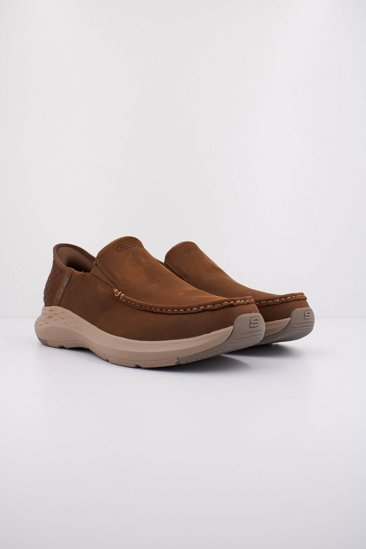 SKECHERS SLIP-INS: PARSON-OSW en color DSRT  (2)