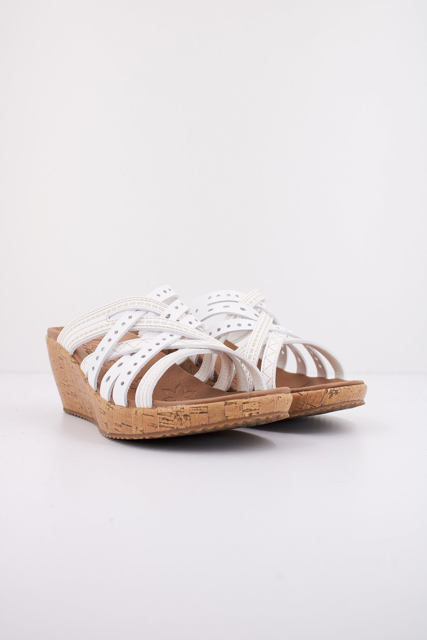 SKECHERS BEVERLEE - HOT SPRIN en color WHT  (2)