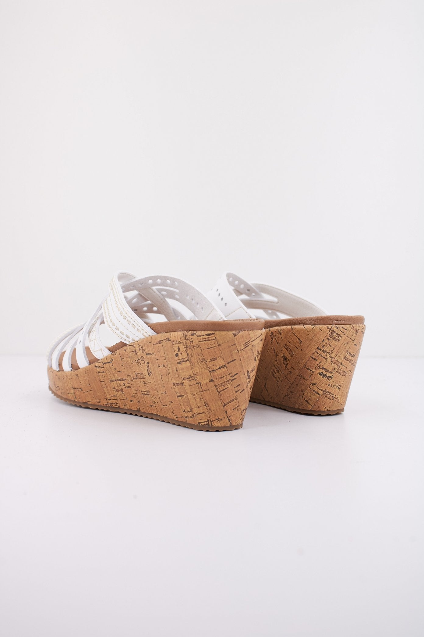 SKECHERS BEVERLEE - HOT SPRIN en color WHT  (3)