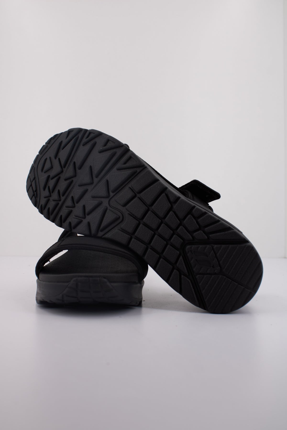 SKECHERS UNO - SUMMER STAND  en color BBK  (5)