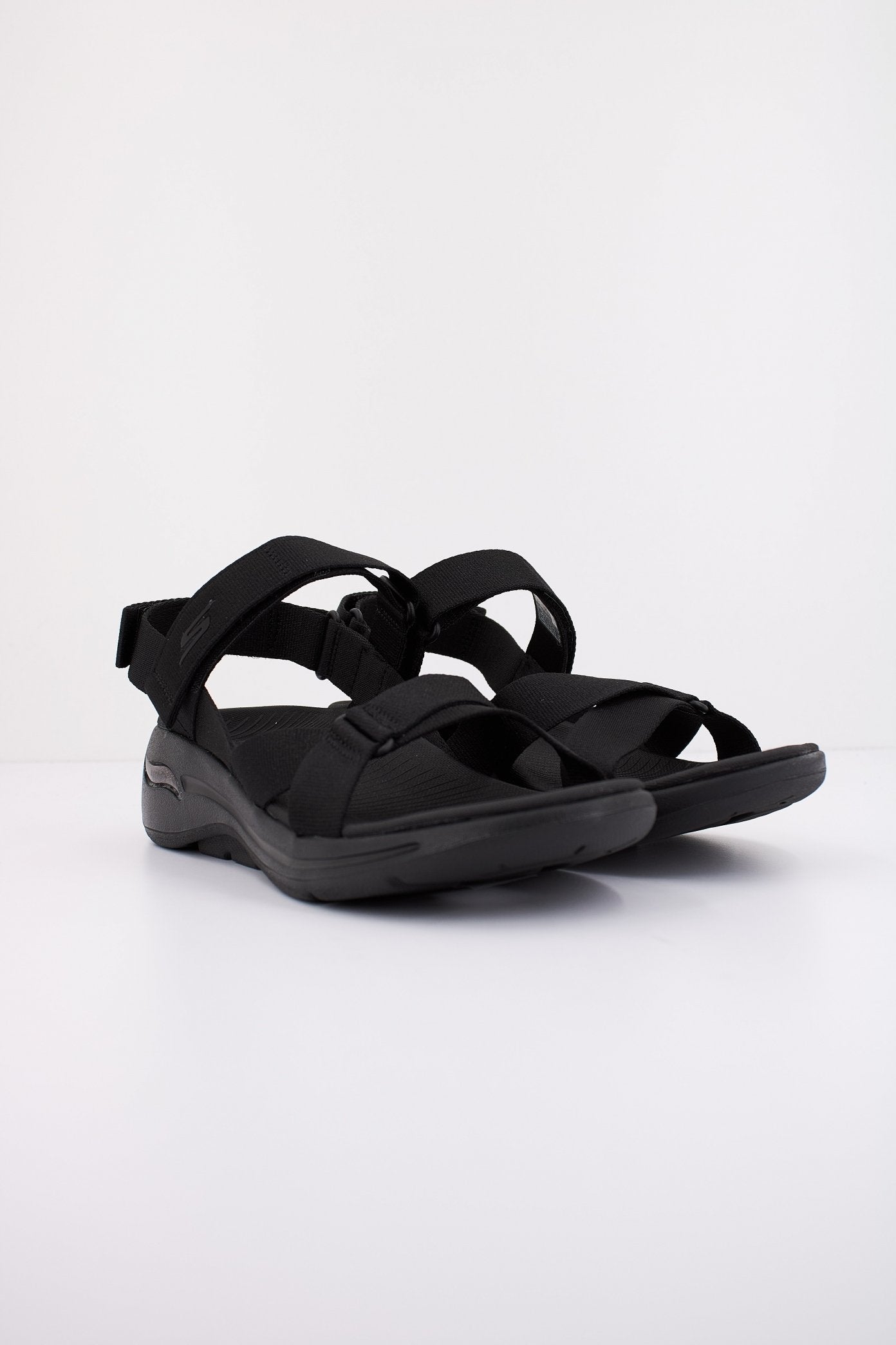 SKECHERS GO WALK ARCH FIT SAN en color BBK  (2)