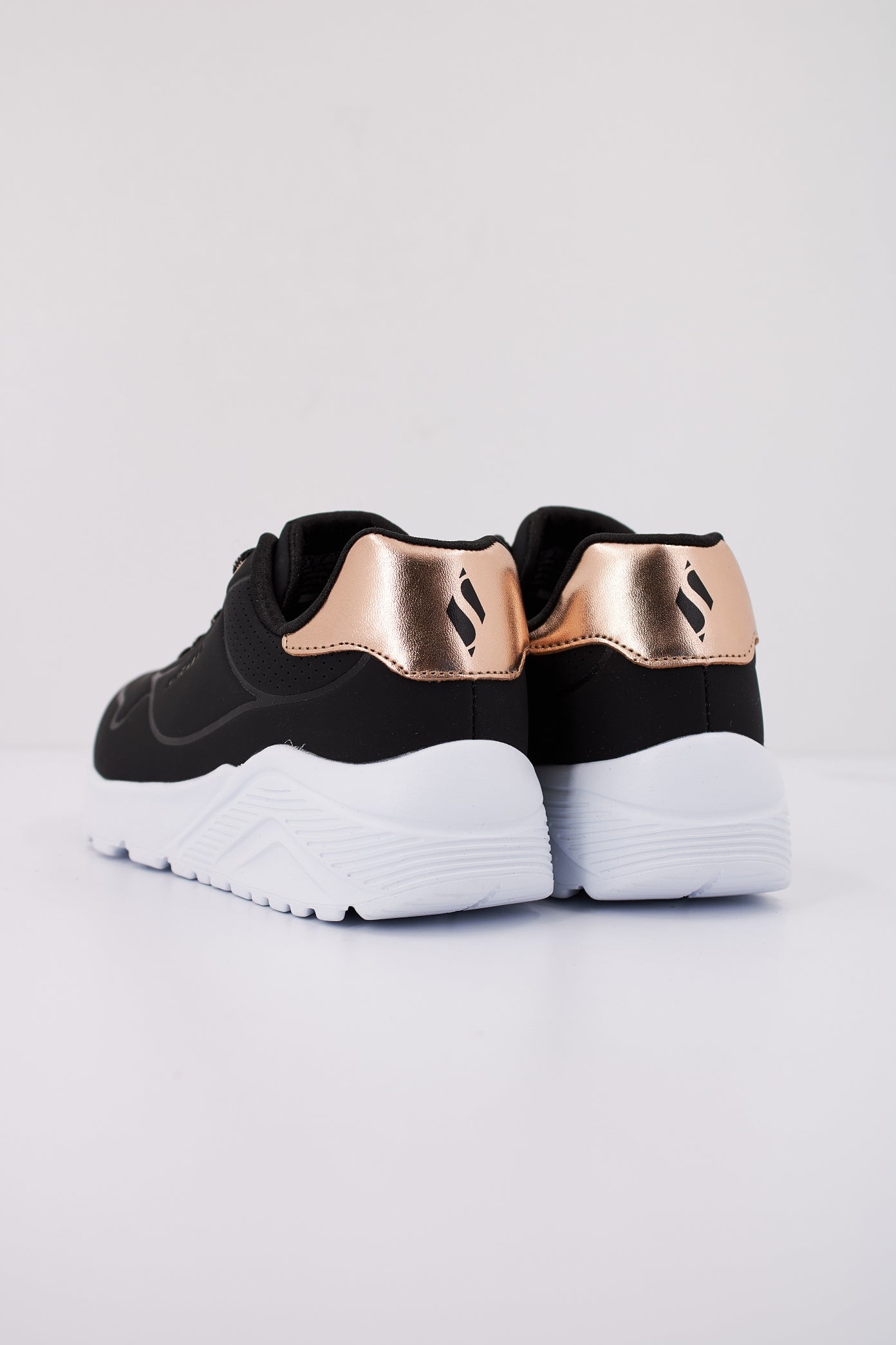 SKECHERS UNO LITE-METALLIC MO en color BLK  (4)
