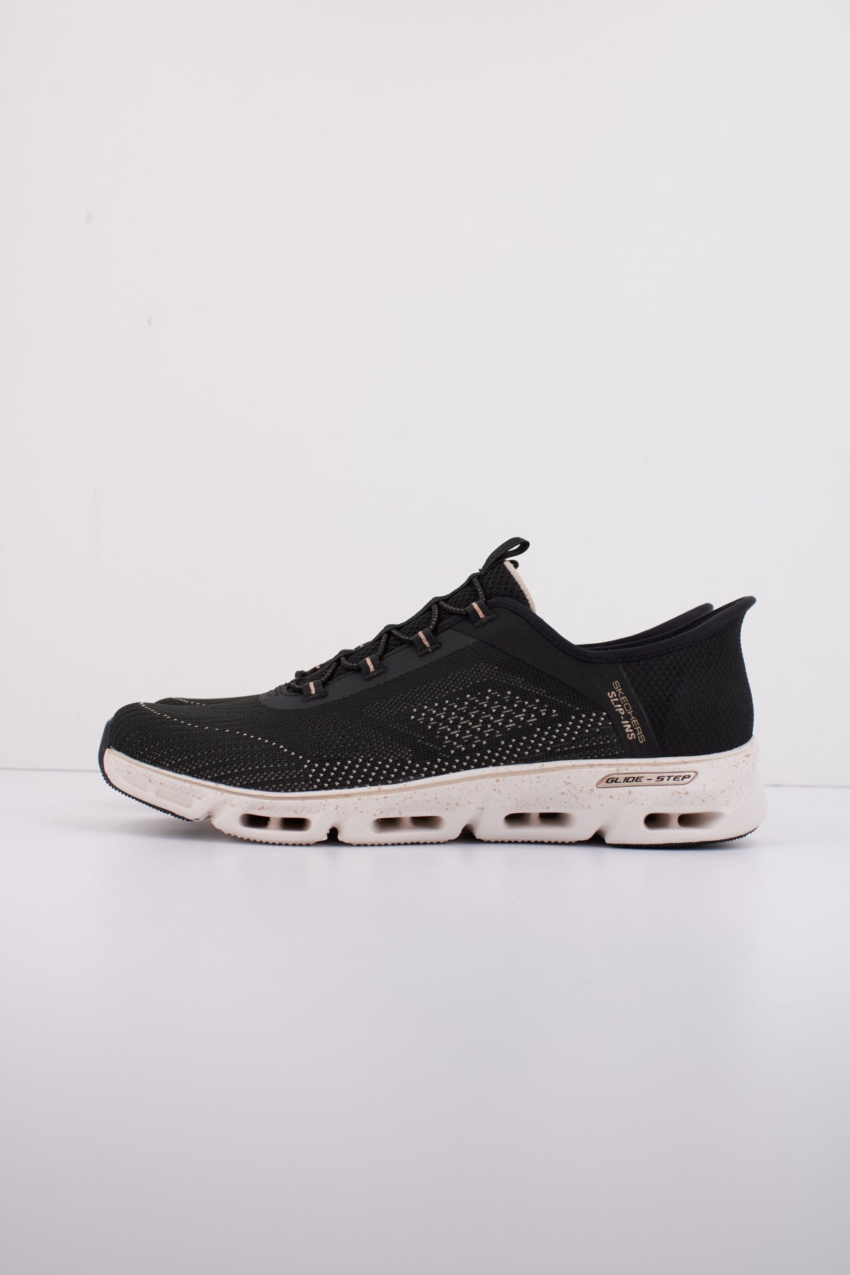 SKECHERS GILDE STEP GRATIFY en color BKGD  (1)