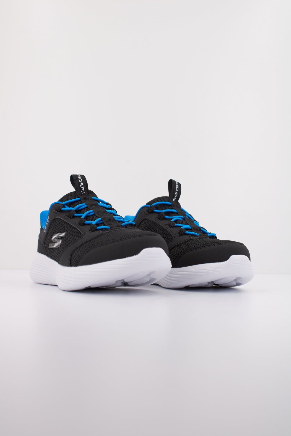 SKECHERS RUN  V TURBO BRI en color BKRY  (2)