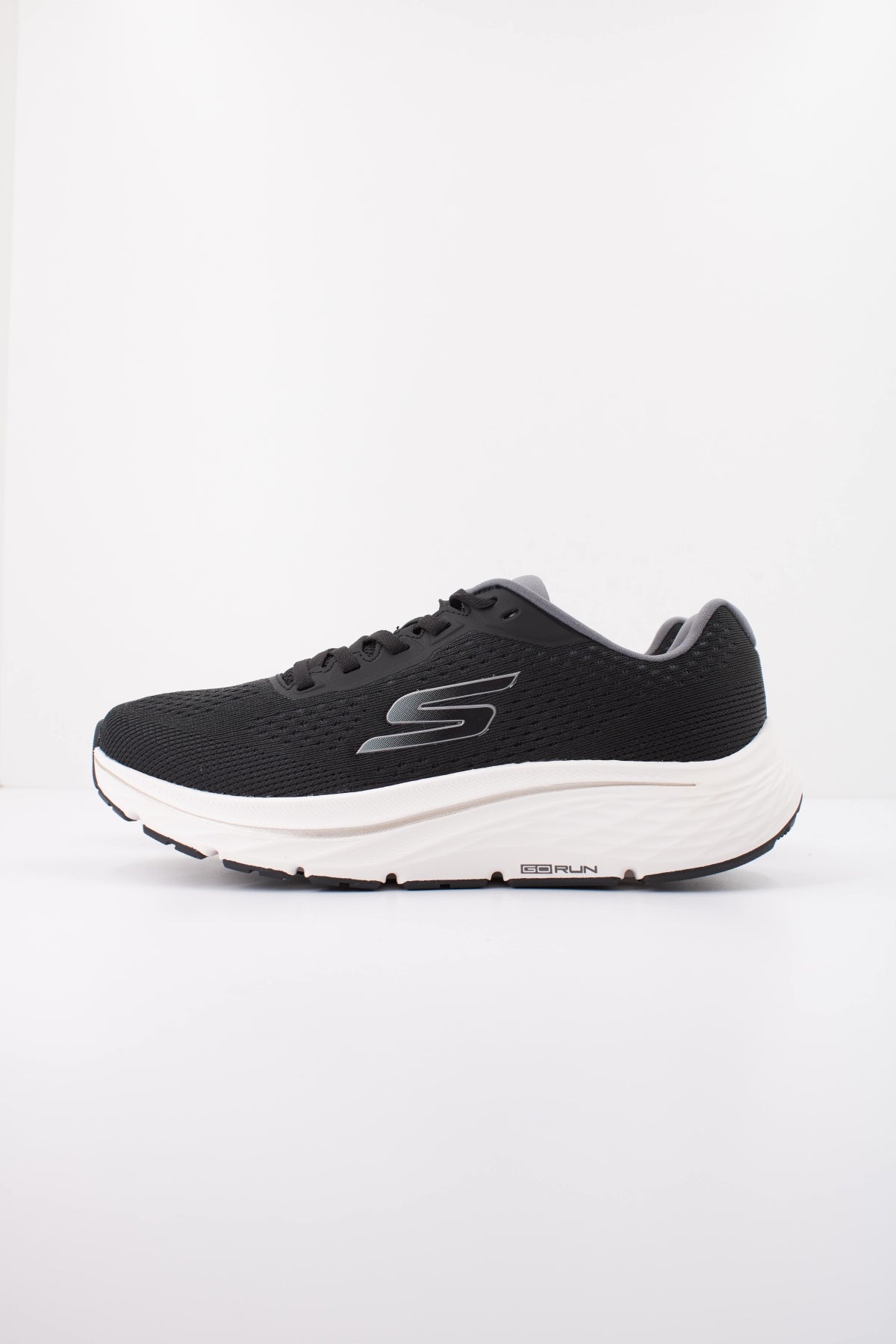 SKECHERS S GO RUN CONSI en color BLK  (1)