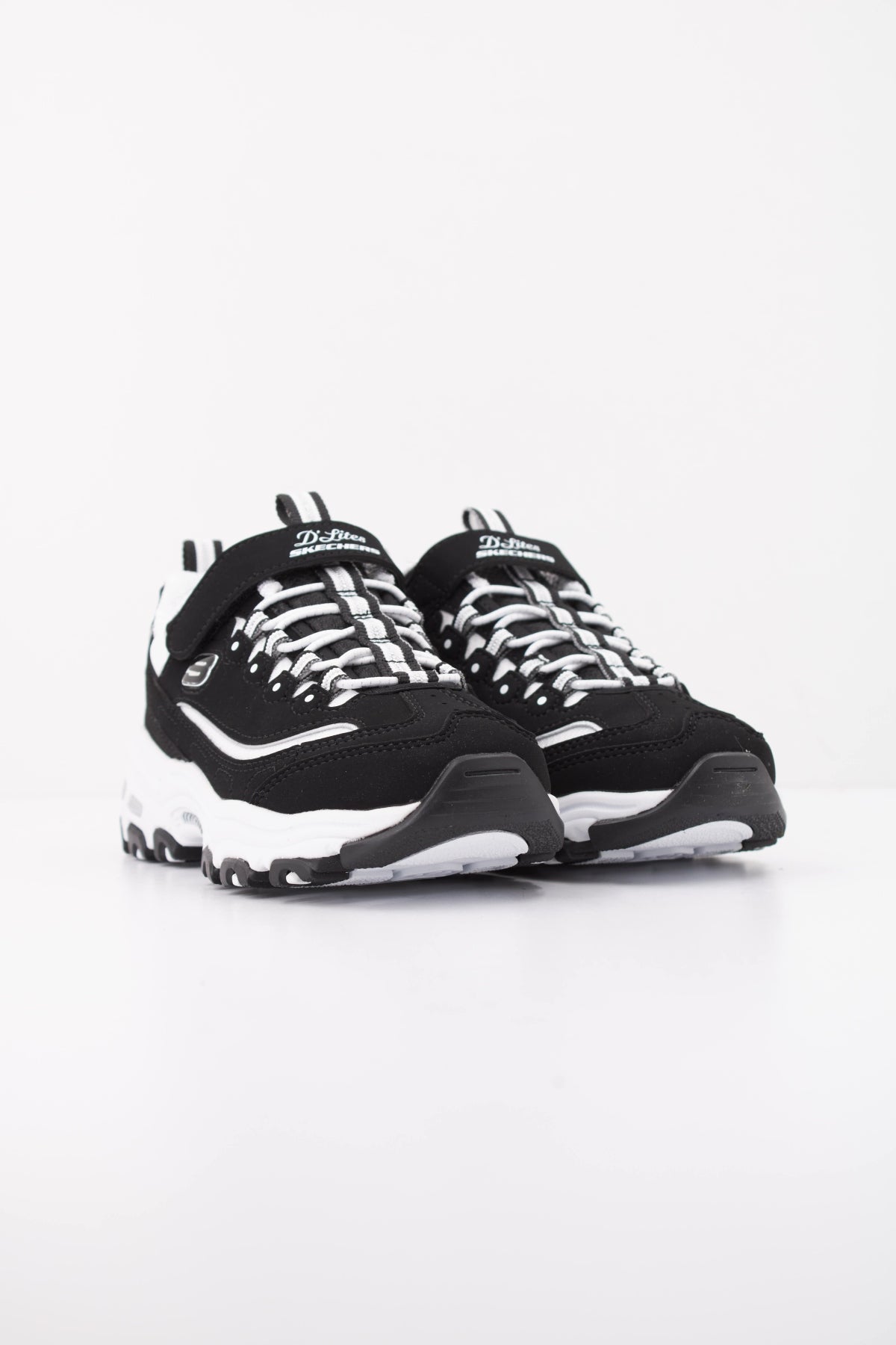 SKECHERS LS en color BKW  (2)