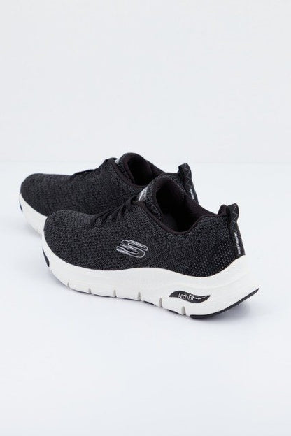 SKECHERS ARCH FIT - INFINITE  en color BKW  (3)