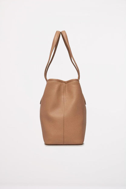 VALENTINO BAGS SHOPPING BRIXTON en color BEIGE  (2)