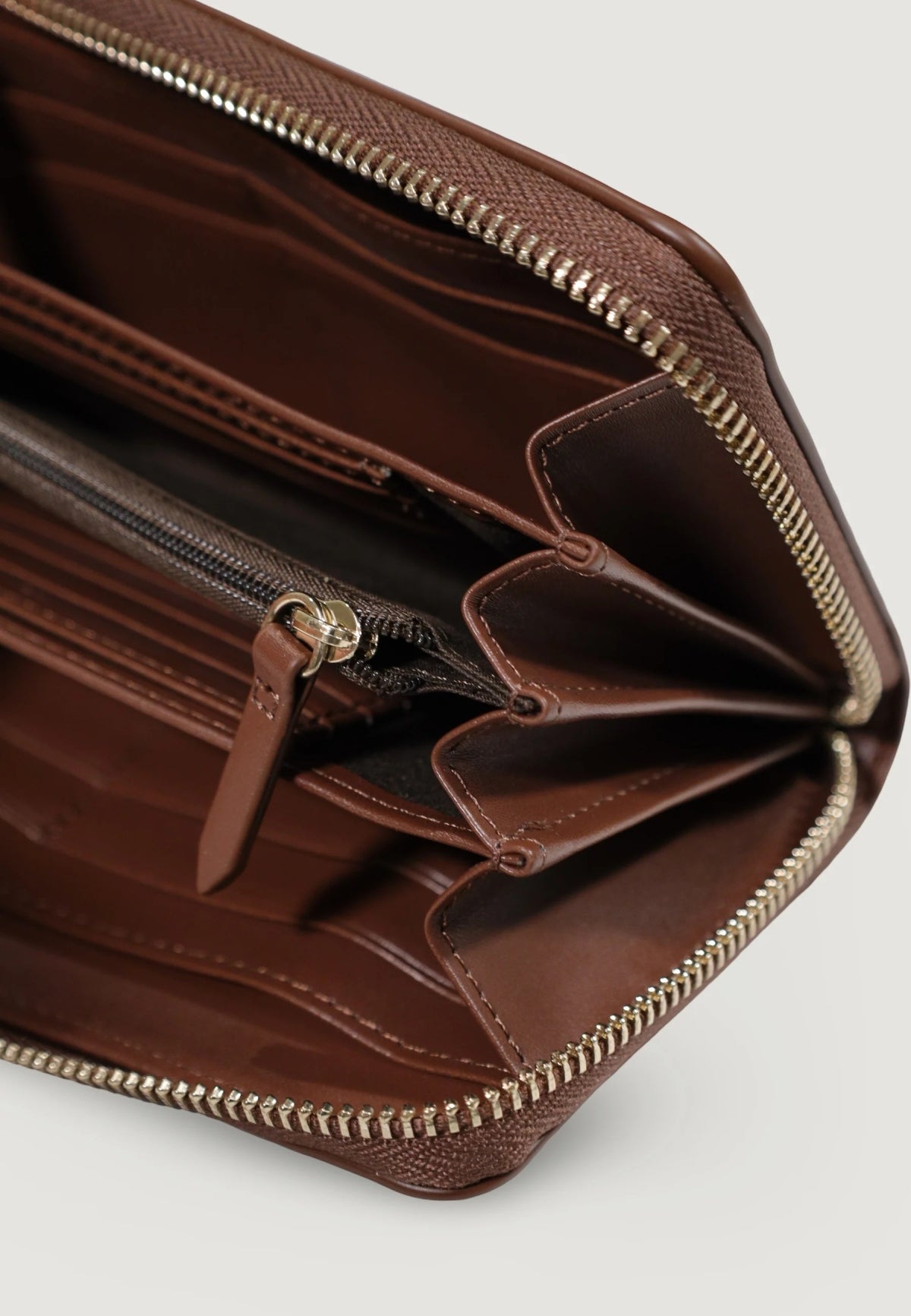 VALENTINO BAGS VPSAI NIVIS RE en color MORO  (4)