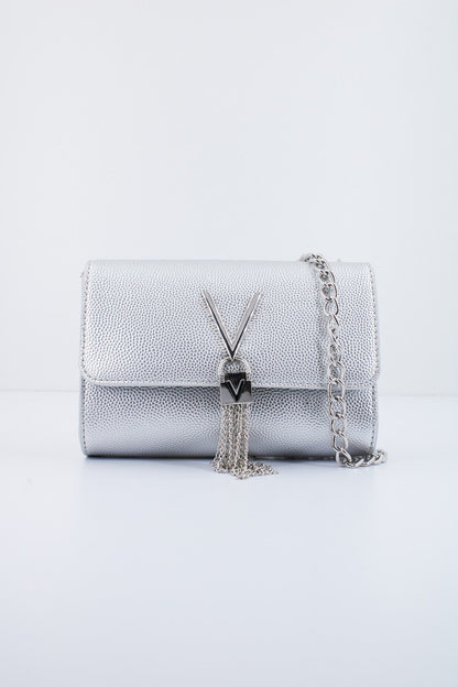 VALENTINO BAGS DIVINA en color ARGENTO  (1)