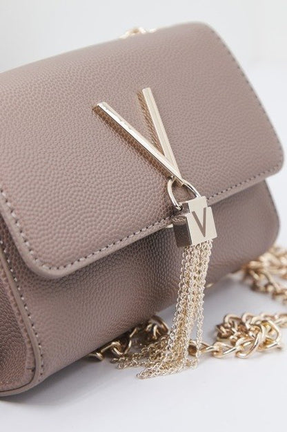 VALENTINO BAGS DIVINA en color TAUPE  (4)