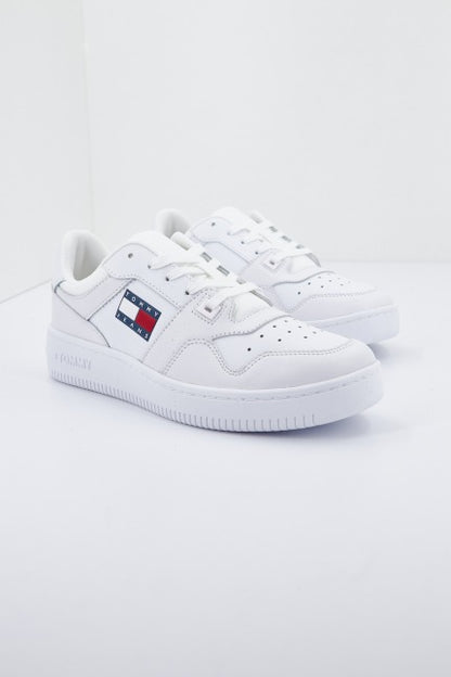 TOMMY JEANS RETRO BASKET en color YBRWHITE  (2)