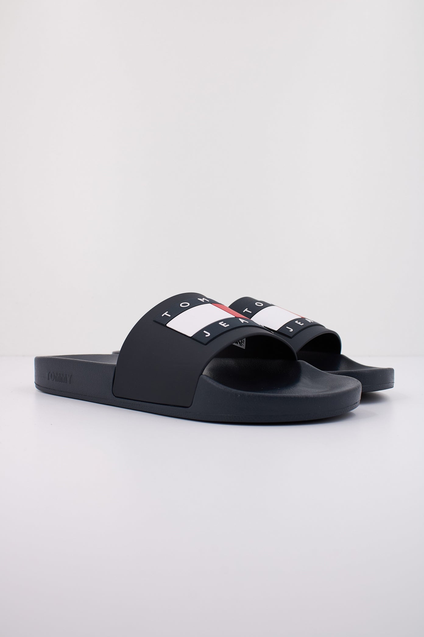 TOMMY JEANS POOL SLIDE ESS en color CG  (2)