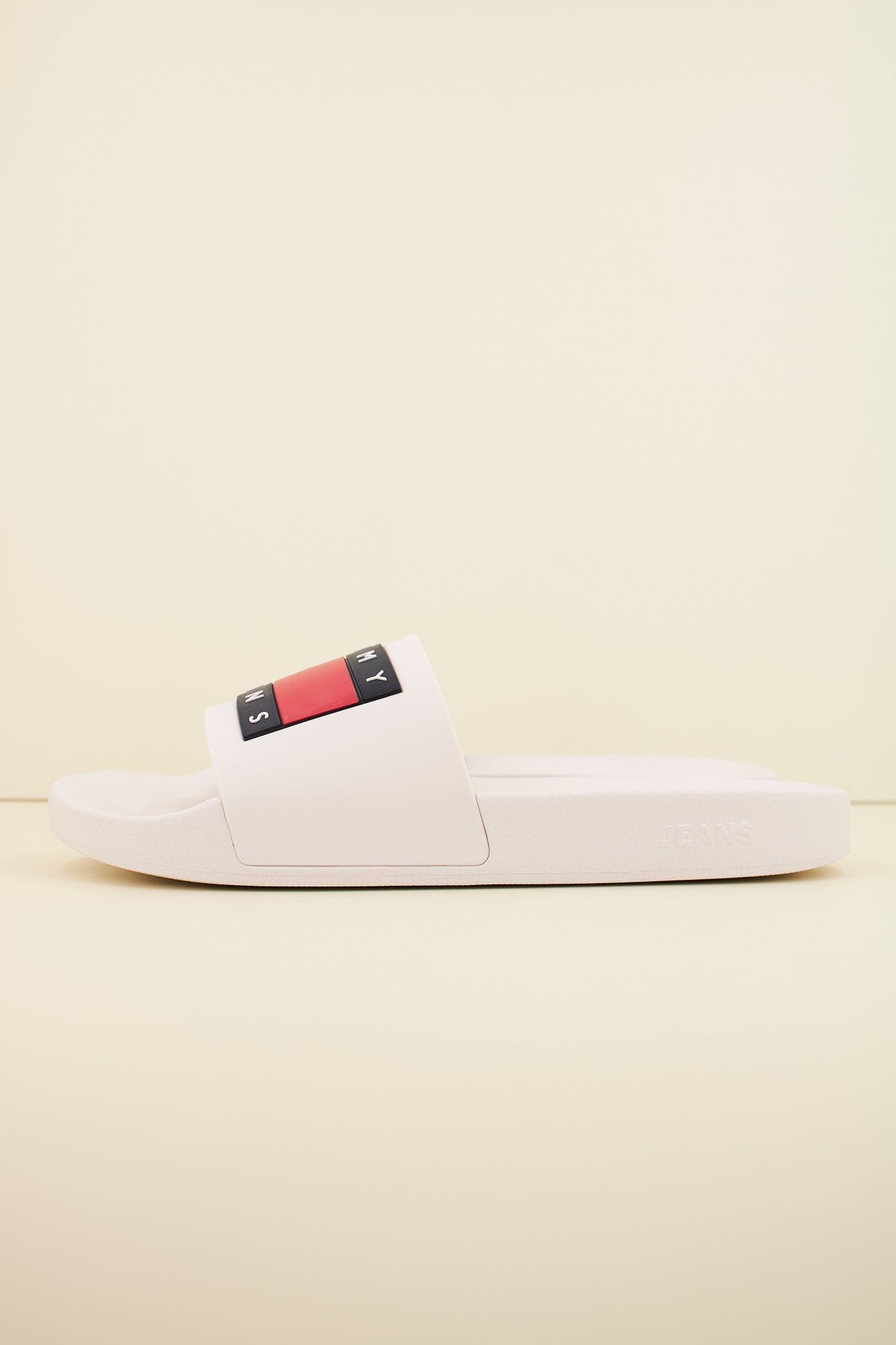 TOMMY JEANS POOL SLIDE ESS en color TCR  (1)