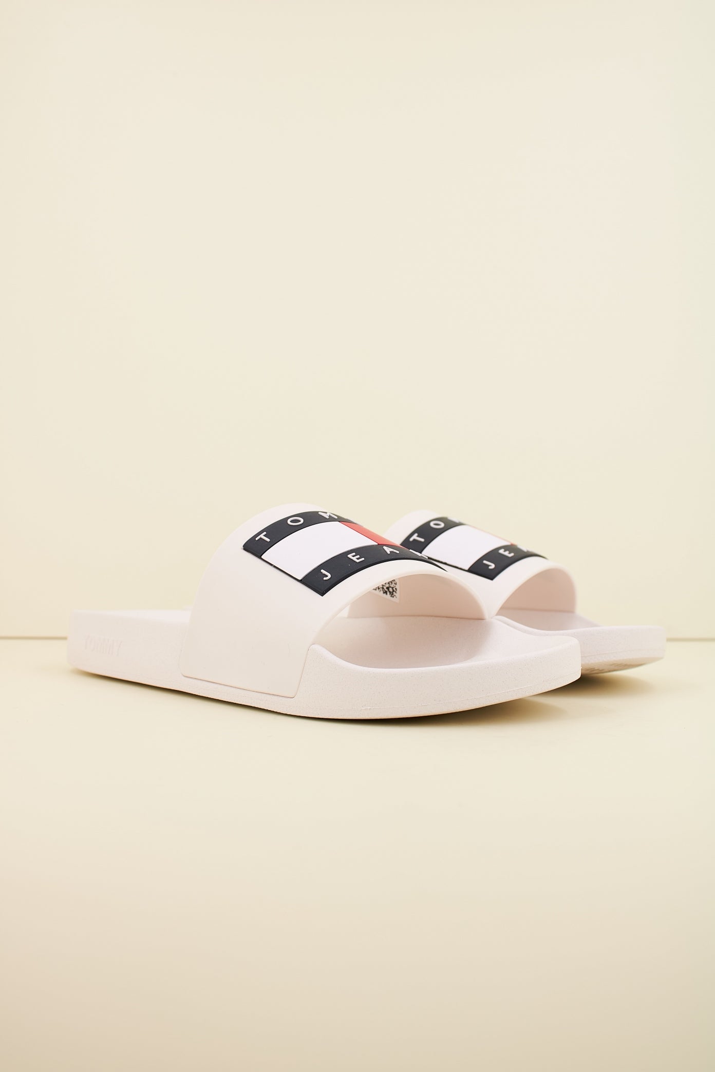 TOMMY JEANS POOL SLIDE ESS en color TCR  (2)