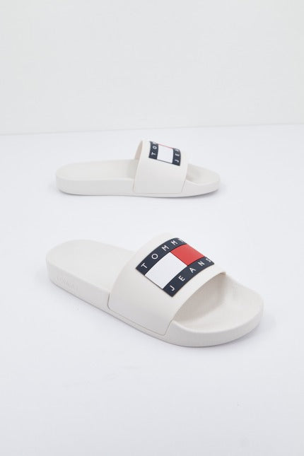 TOMMY JEANS FLAG POOL SLD ESS en color TCR  (2)