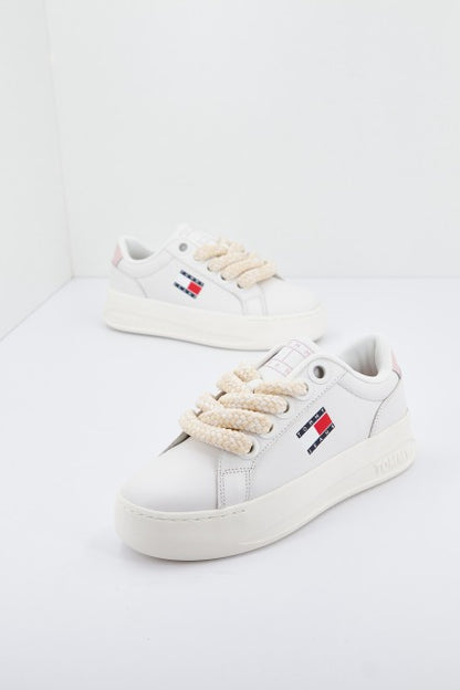 TOMMY JEANS  CITY FLATFORM en color YBL  (1)