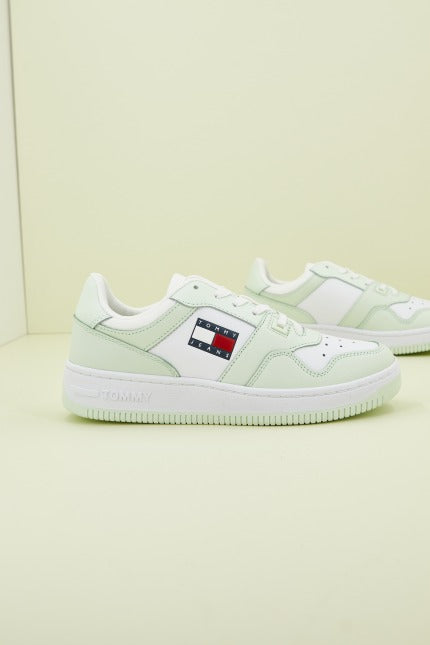 TOMMY JEANS RETRO BASKET WMN en color LXW  (2)