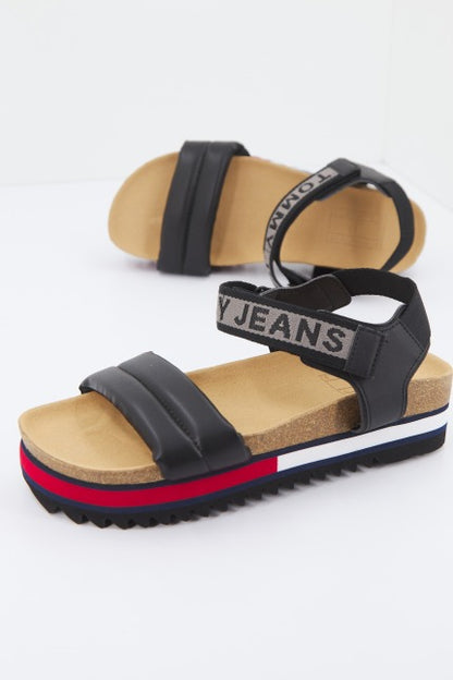 TOMMY JEANS FLAG OUTSOLE  en color GJ  (1)