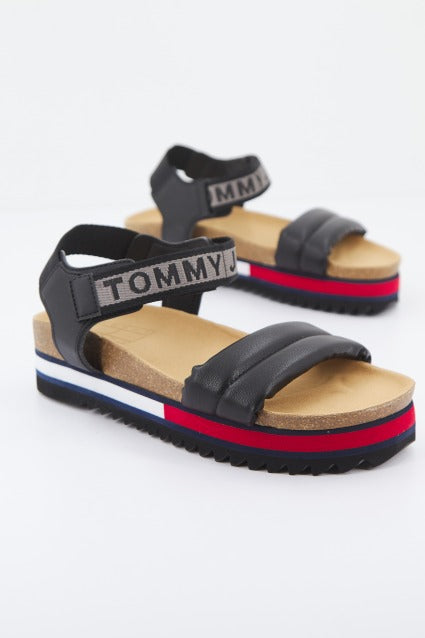 TOMMY JEANS FLAG OUTSOLE  en color GJ  (2)