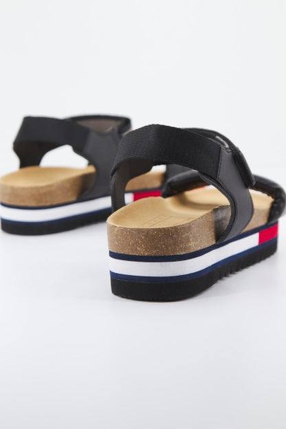 TOMMY JEANS FLAG OUTSOLE  en color GJ  (3)