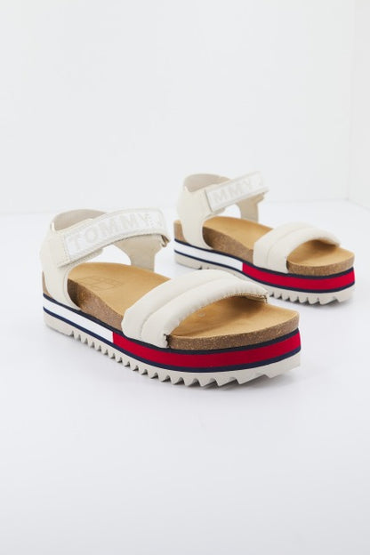 TOMMY JEANS FLAG OUTSOLE en color ACU  (2)