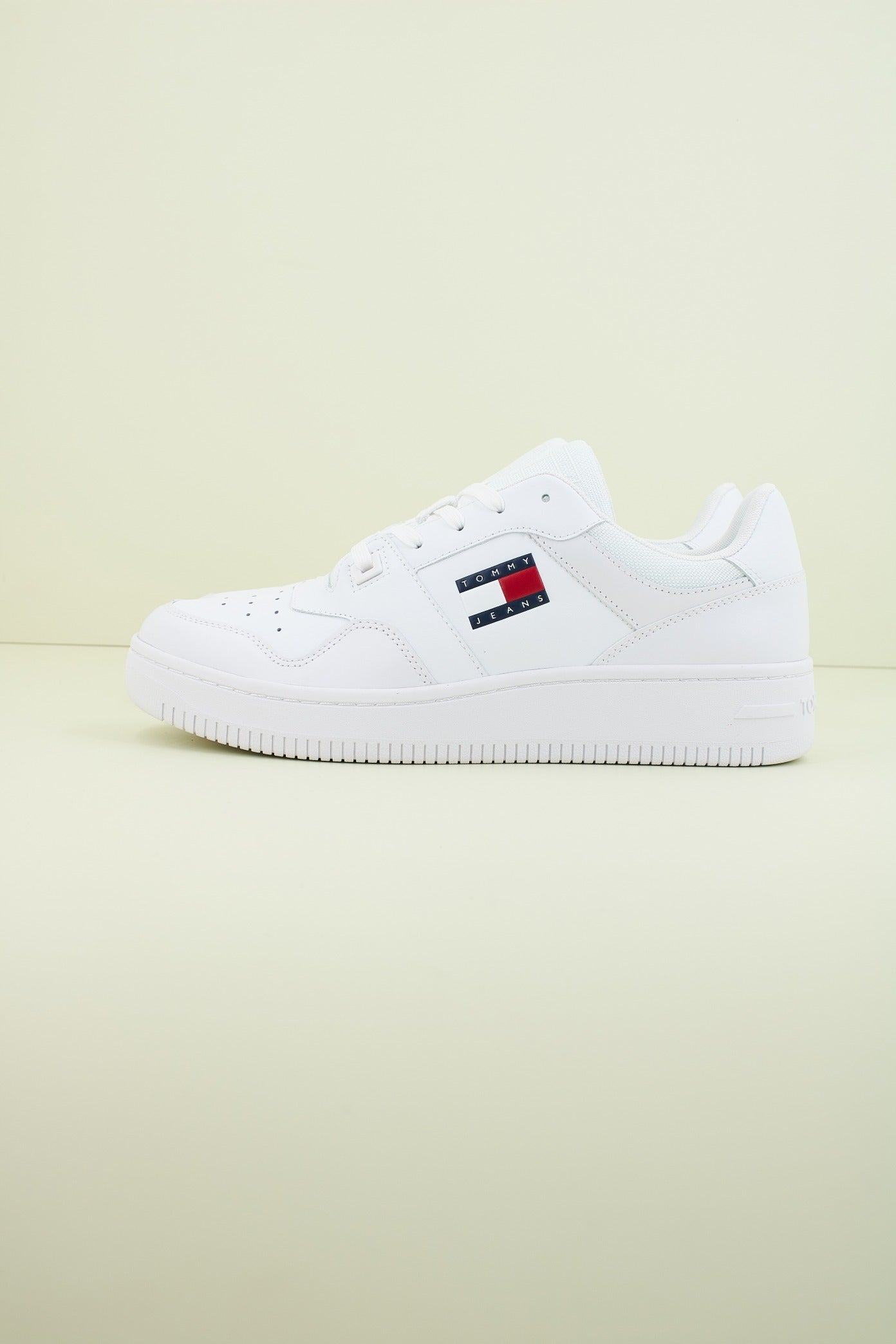 TOMMY JEANS TJM RETRO BASKET en color YBR  (1)