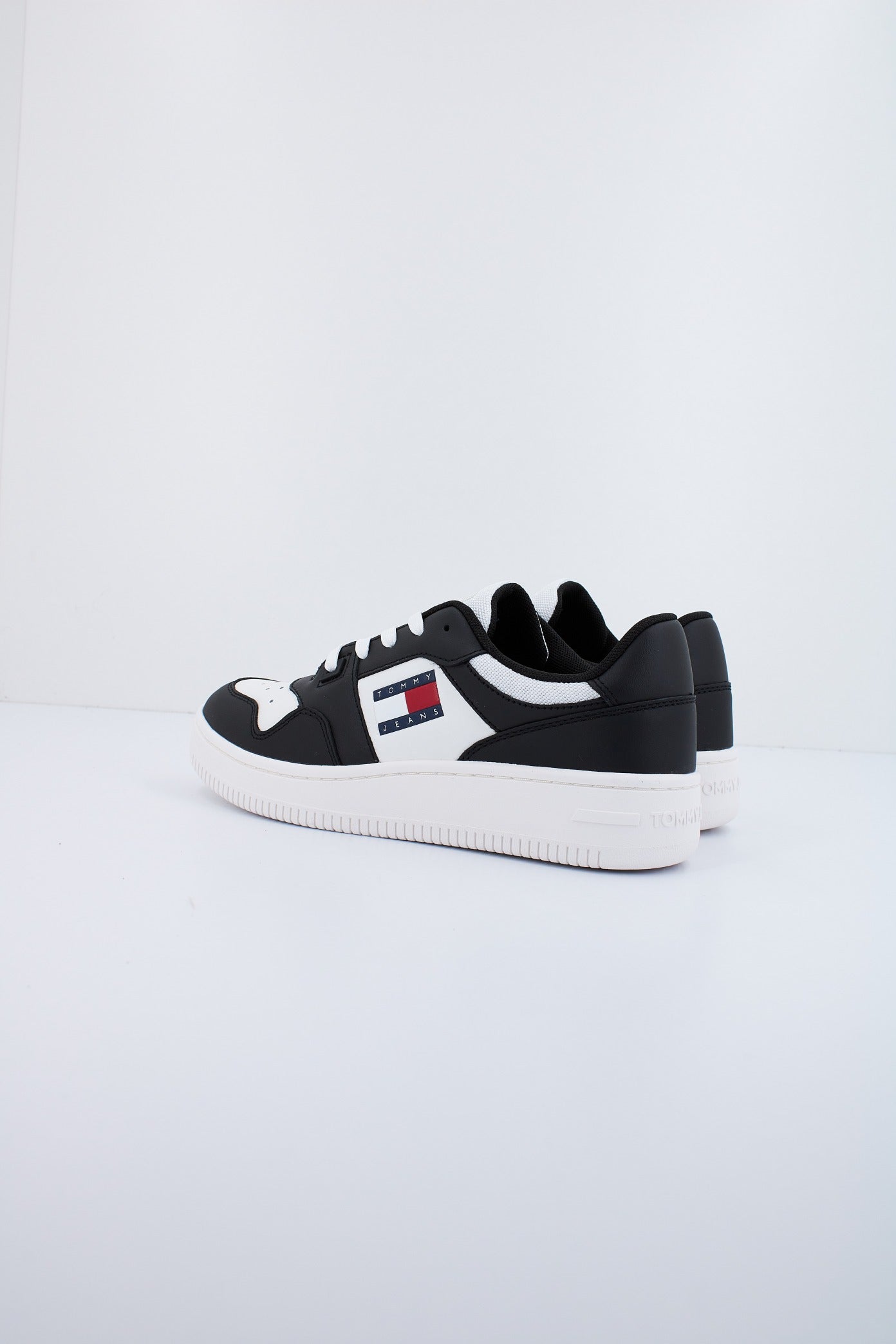 TOMMY JEANS TJW RETRO BASKET ESS en color YBL  (3)
