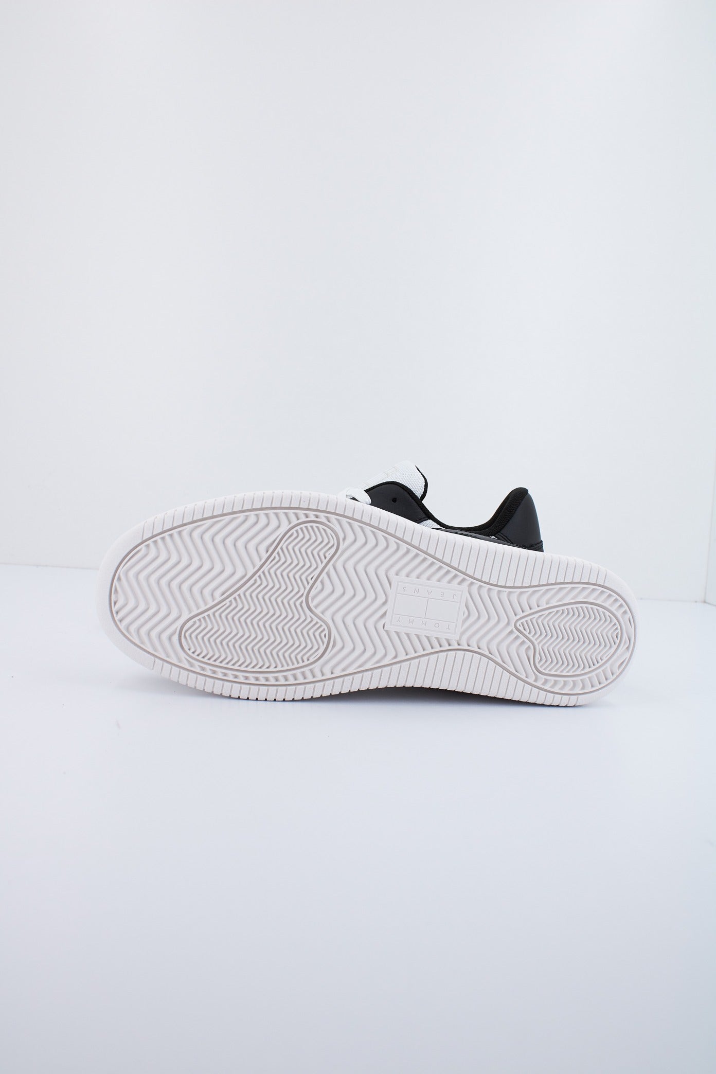 TOMMY JEANS TJW RETRO BASKET ESS en color YBL  (4)