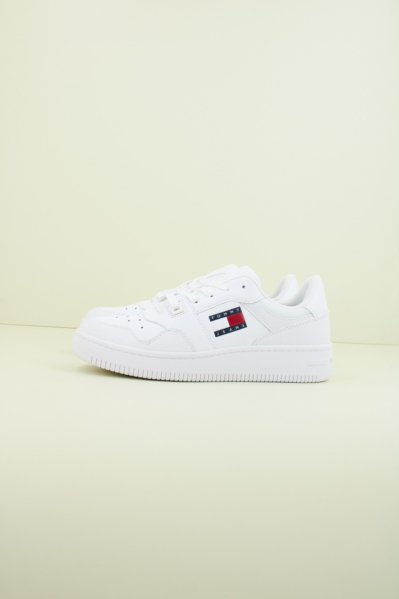 TOMMY JEANS TJW RETRO BASKET ESS en color YBS  (1)