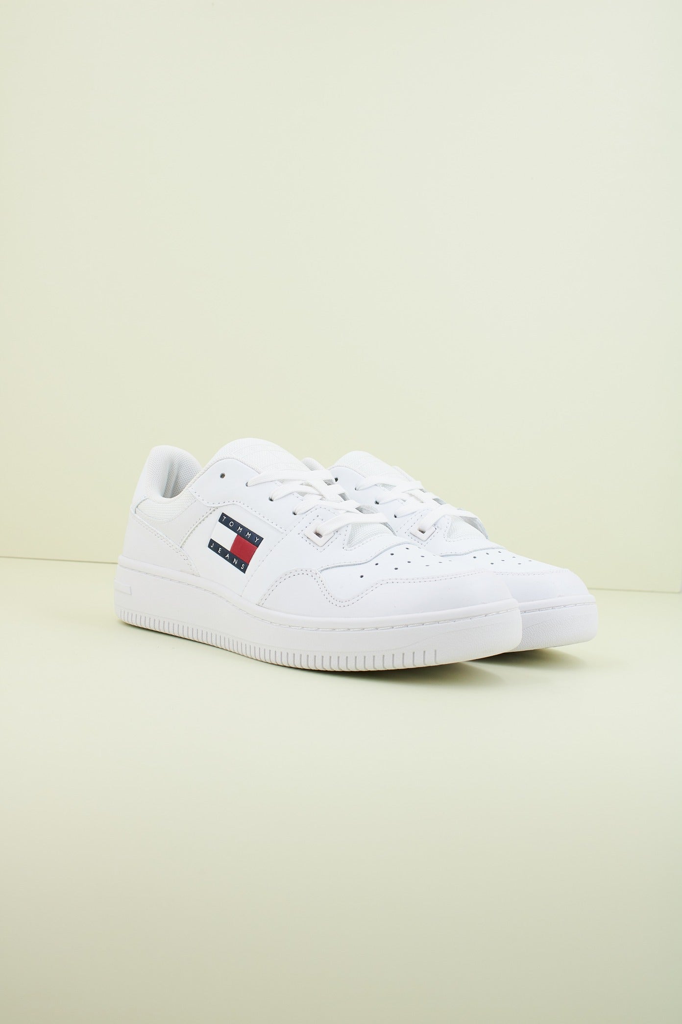 TOMMY JEANS TJW RETRO BASKET ESS en color YBS  (2)