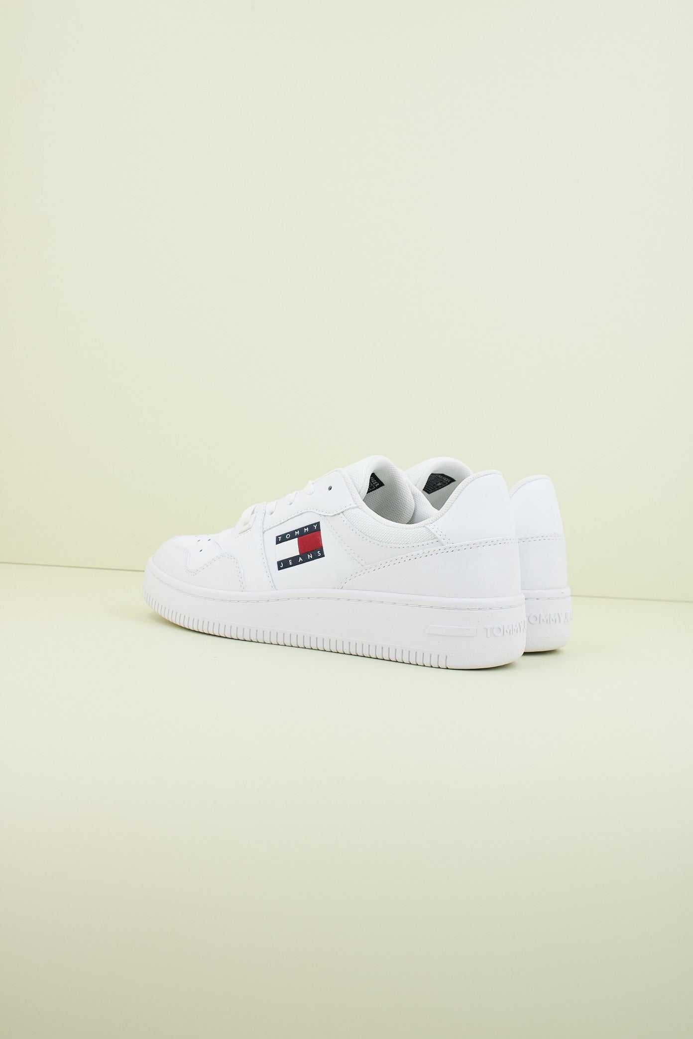 TOMMY JEANS TJW RETRO BASKET ESS en color YBS  (3)