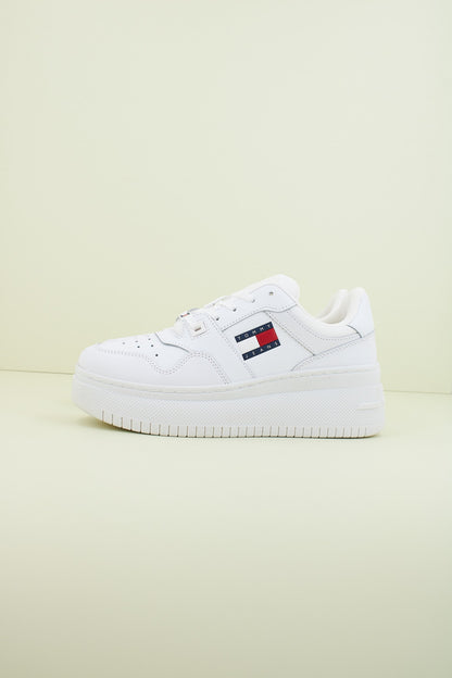 TOMMY JEANS TJW RETRO BASKET FLA en color YBS  (1)