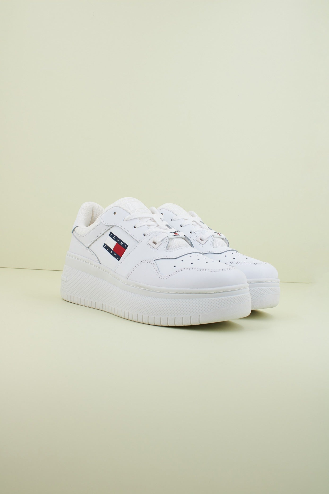 TOMMY JEANS TJW RETRO BASKET FLA en color YBS  (2)