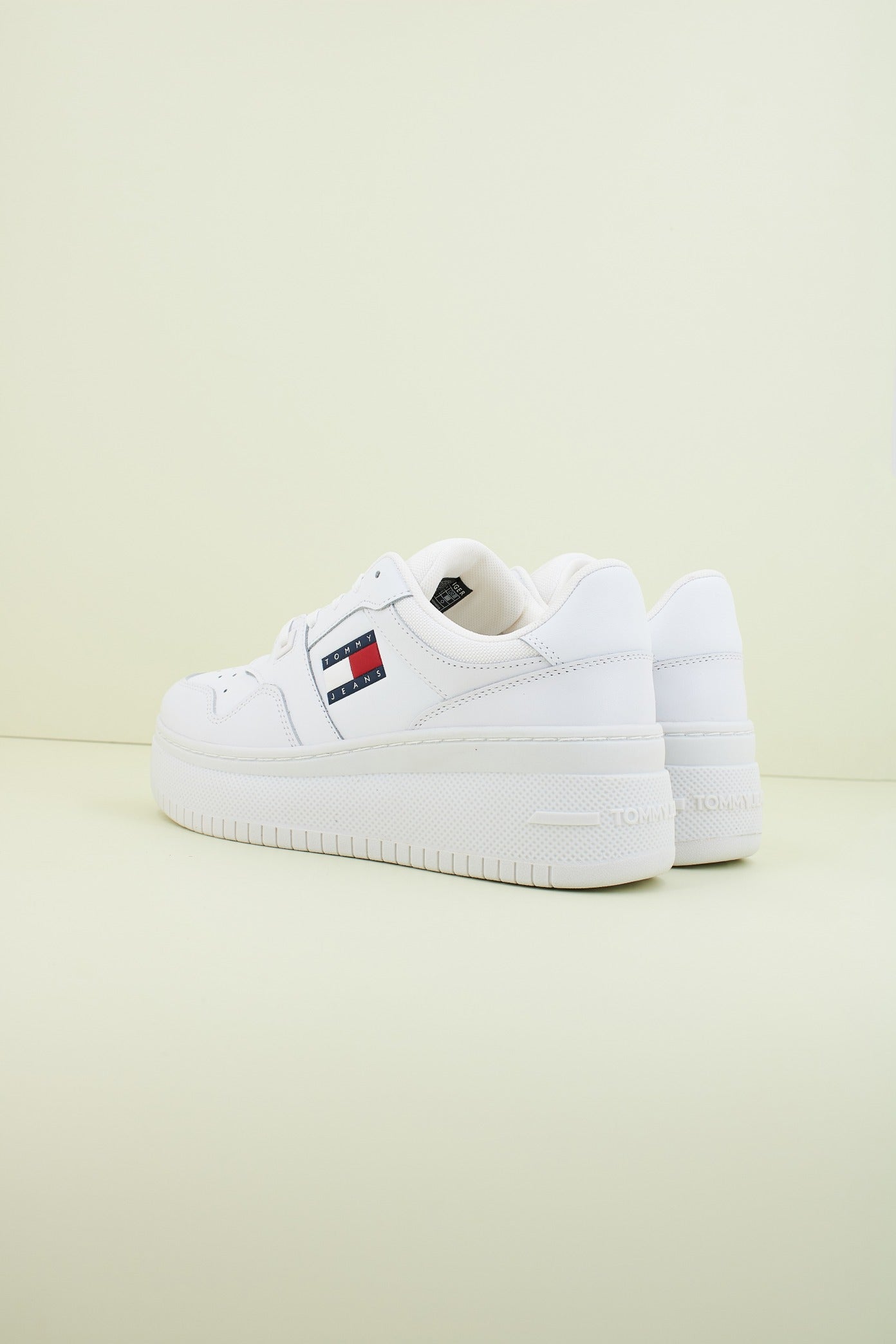 TOMMY JEANS TJW RETRO BASKET FLA en color YBS  (3)