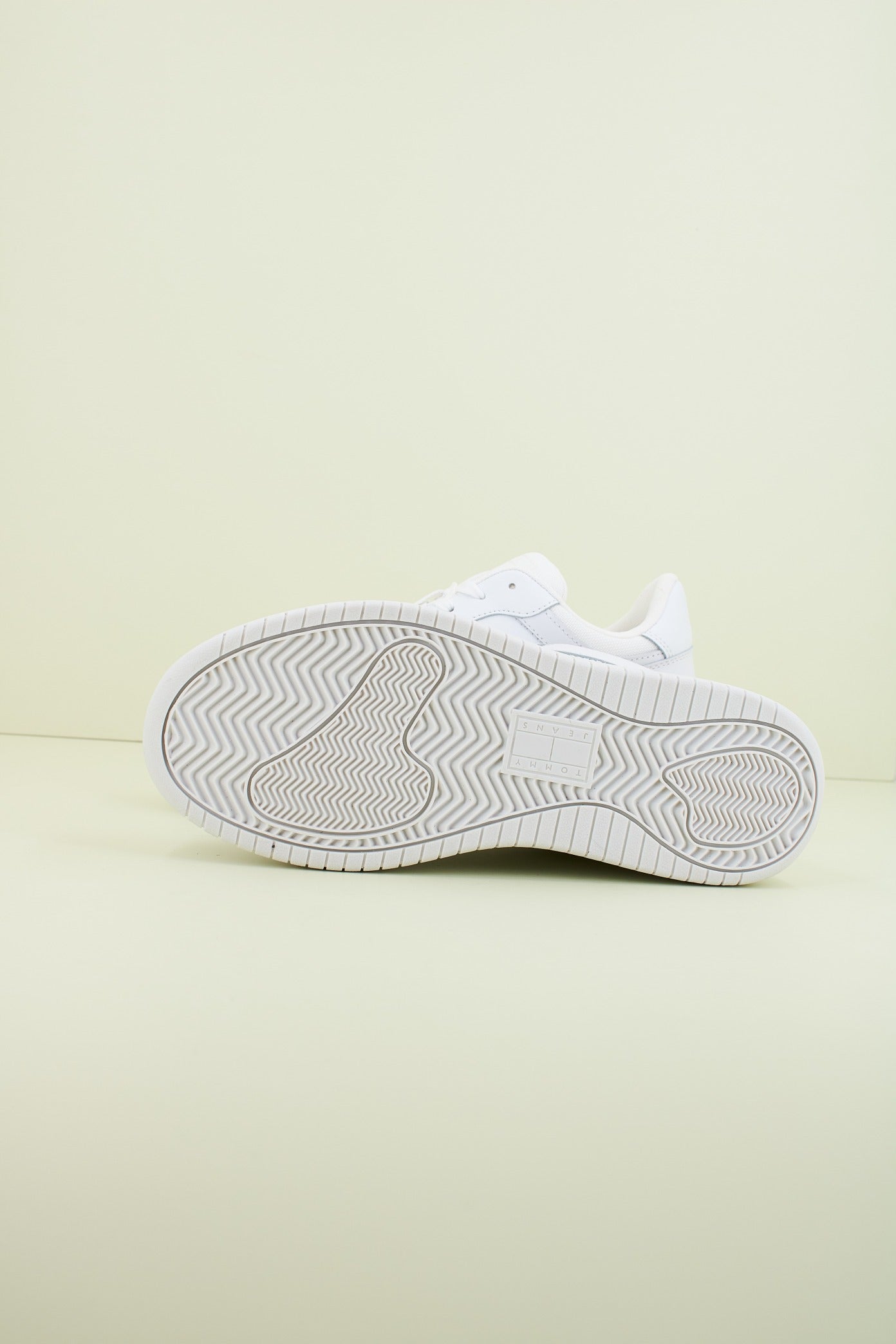 TOMMY JEANS TJW RETRO BASKET FLA en color YBS  (4)