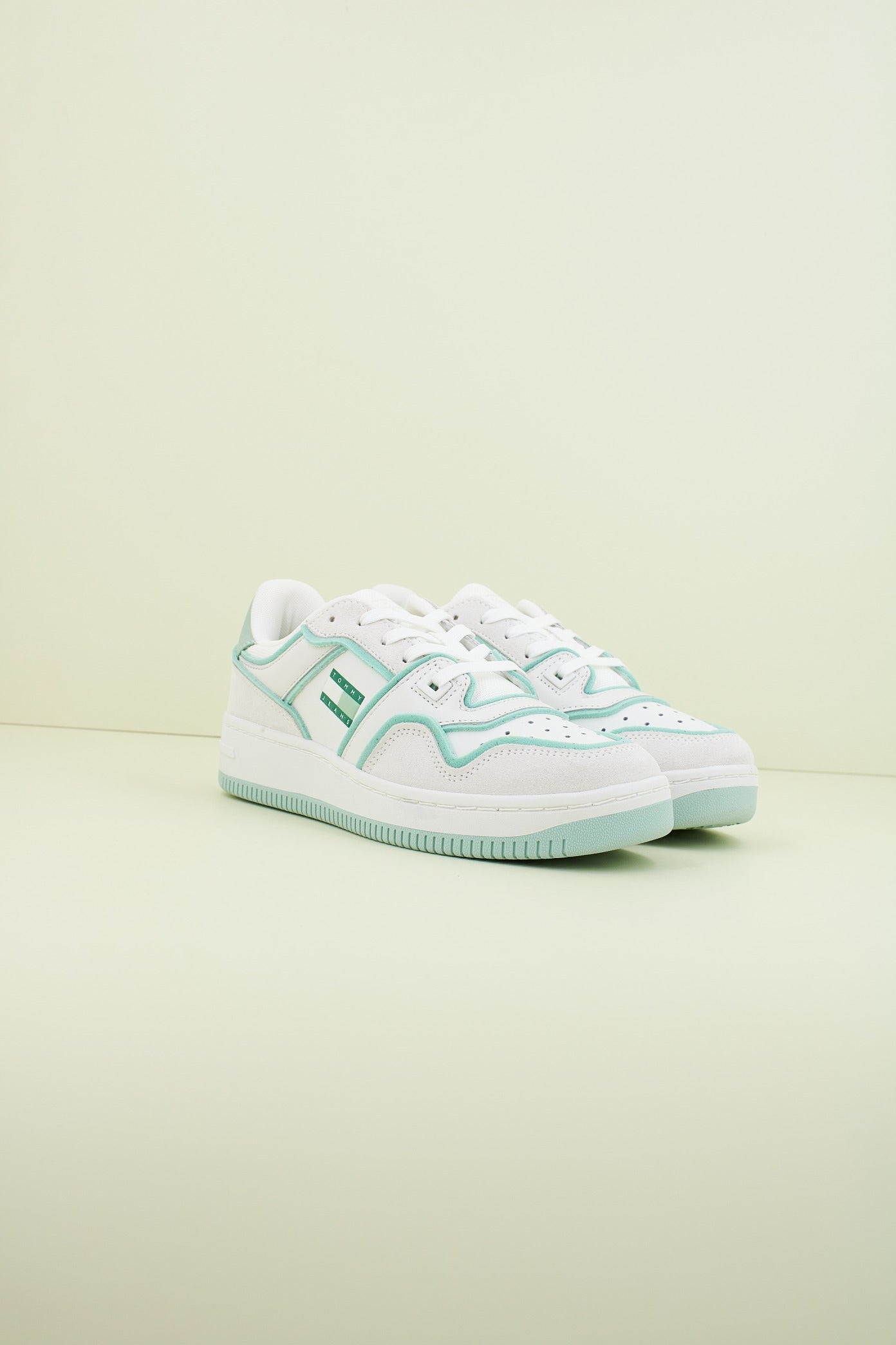 TOMMY JEANS TJW RETRO BASKET FOA en color MAJ  (2)