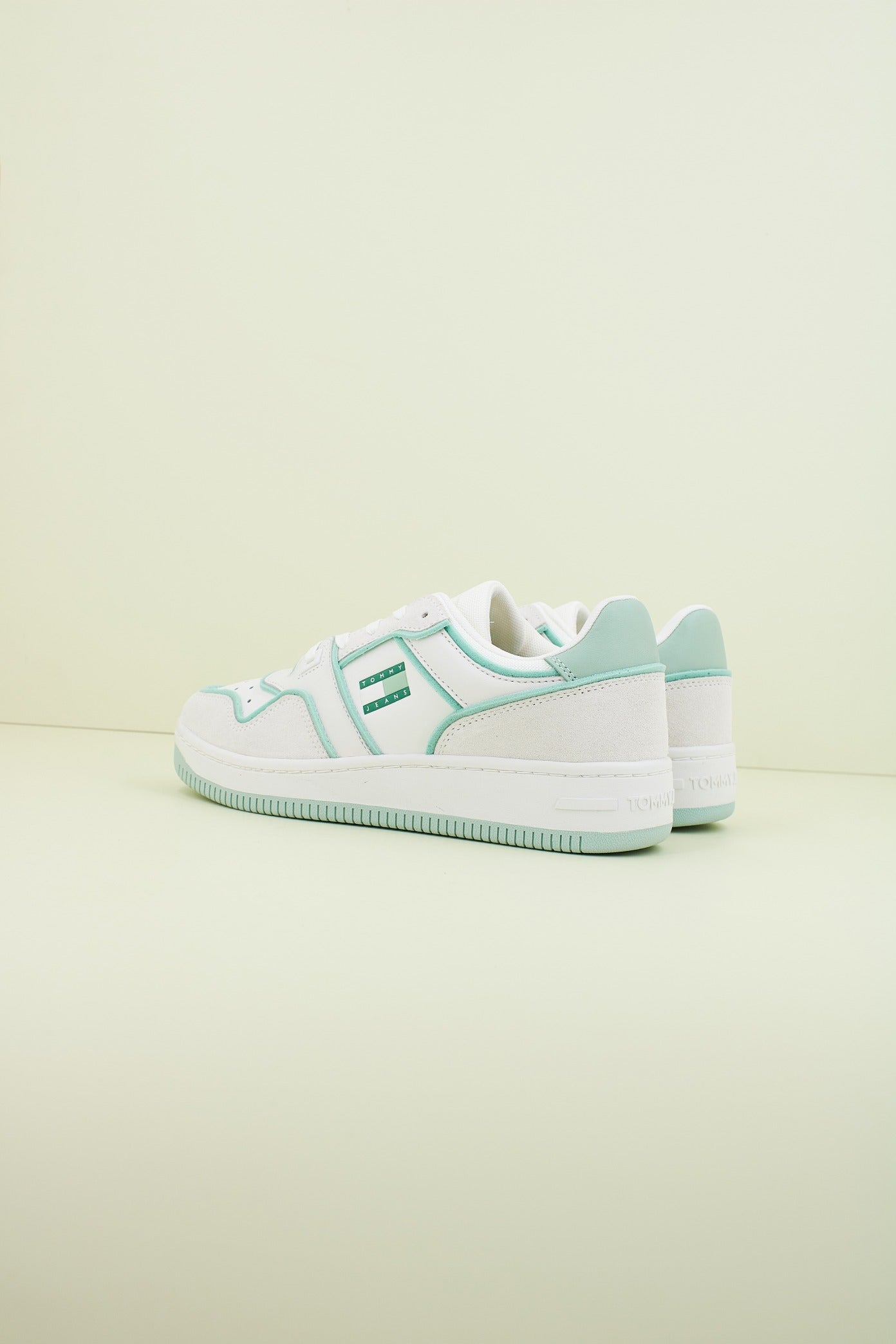 TOMMY JEANS TJW RETRO BASKET FOA en color MAJ  (3)