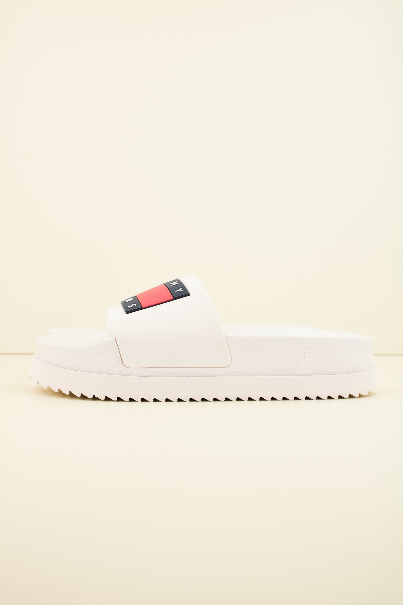 TOMMY JEANS ELEVATED FLATFORM SL en color YBL  (1)