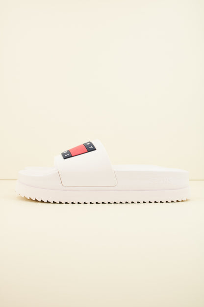 TOMMY JEANS ELEVATED FLATFORM SL en color YBL  (1)