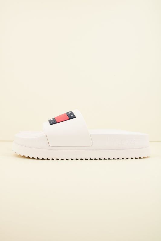 TOMMY JEANS ELEVATED FLATFORM SL en color YBL  (1)